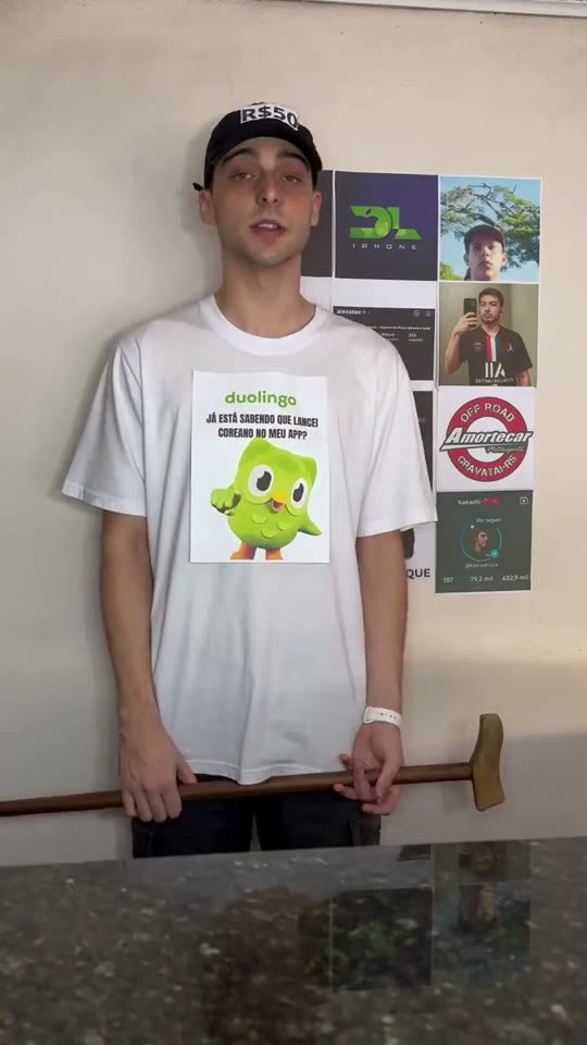Eduardo com a camiseta do Duolingo em destaque