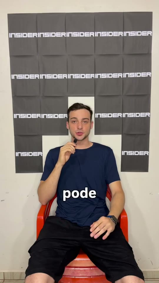 Eduardo com a camiseta azul e o painel da Insider ao fundo